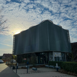 Musikschulgebäude mit schönem Himmel zu sehen