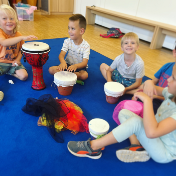 EMP Gruppe der Musikschule beim Trommeln