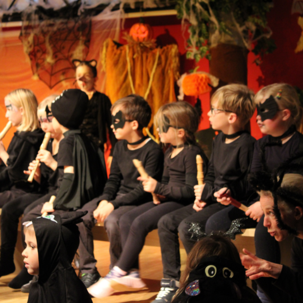 Bühnenbild mit Kindern des Musicals Villa Spooky im Jahr 2023